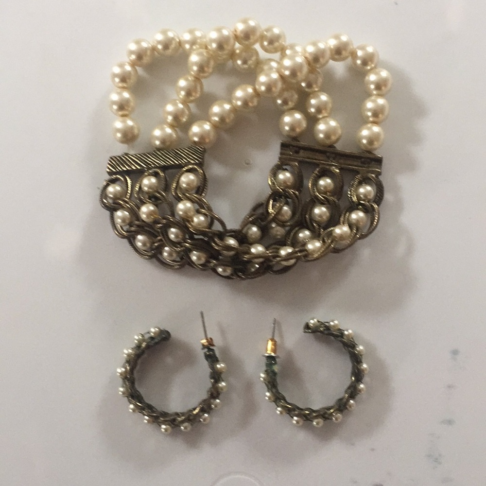 Stretch pearl cuff bracelet w/matching earrings